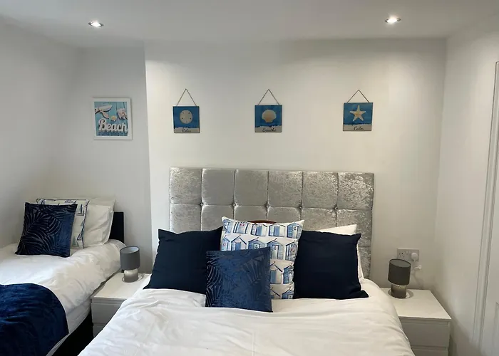 5 Bed, 5 Bath New Refurbishment For 2024. Sleeps 16, 60 Yds Beach & Harbour