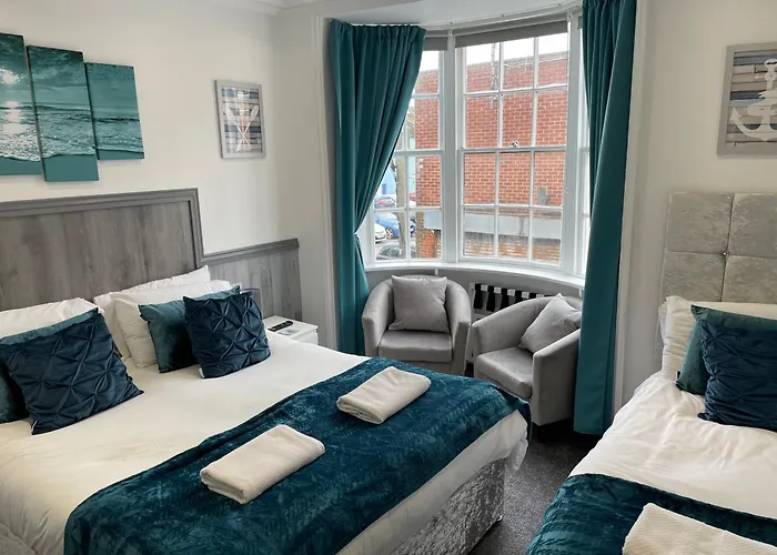 5 Bed, 5 Bath New Refurbishment For 2024. Sleeps 16, 60 Yds Beach & Harbour