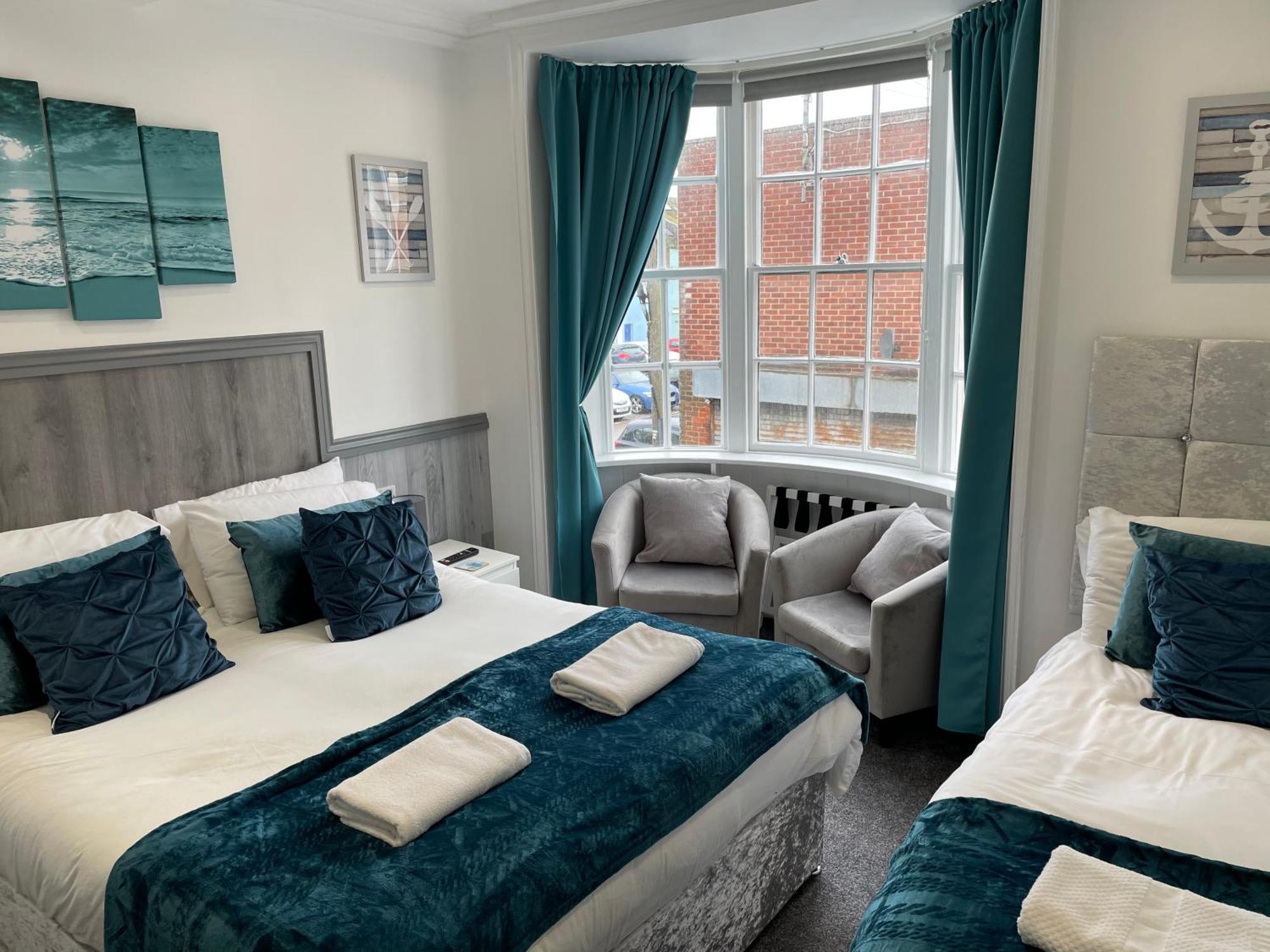 5 Bed, 5 Bath New Refurbishment For 2024. Sleeps 16, 60 Yds & Harbour *