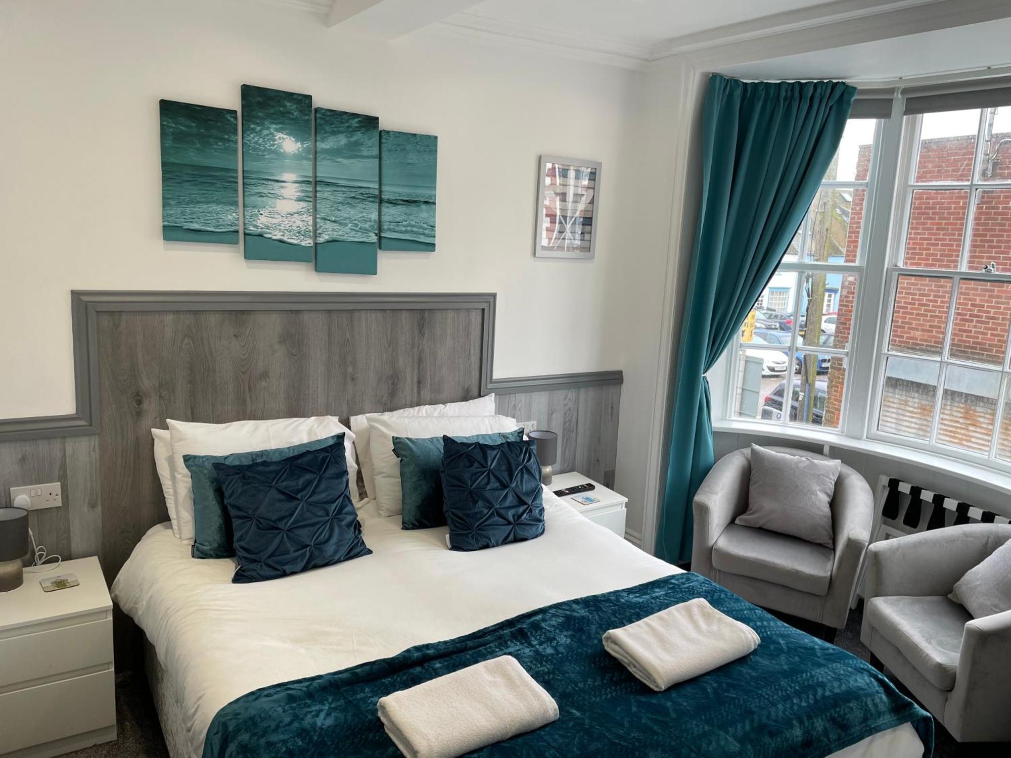 Holiday home 5 Bed, 5 Bath New Refurbishment For 2024. Sleeps 16, 60 Yds & Harbour