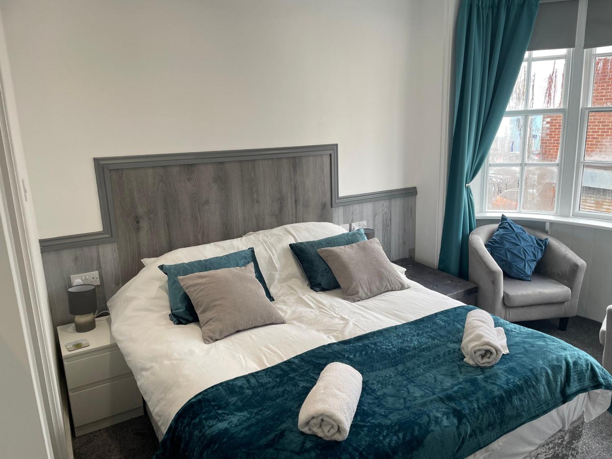 5 Bed, 5 Bath New Refurbishment For 2024. Sleeps 16, 60 Yds & Harbour * Weymouth