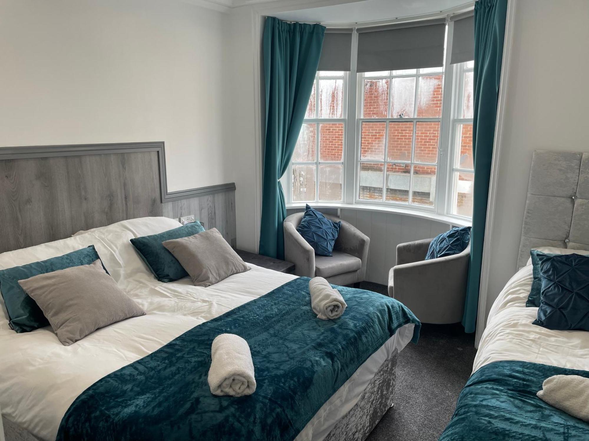 5 Bed, 5 Bath New Refurbishment For 2024. Sleeps 16, 60 Yds & Harbour * Weymouth