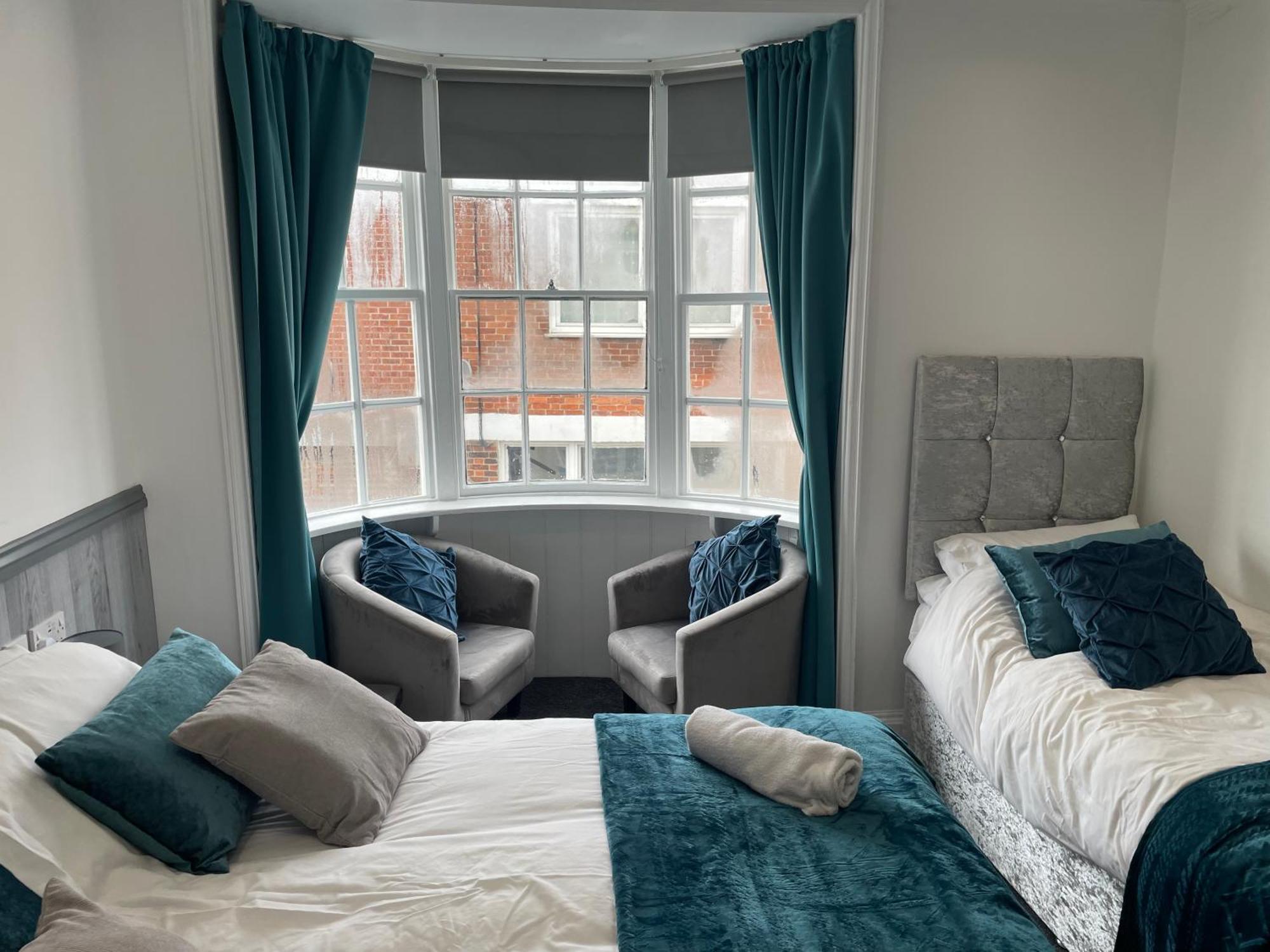 5 Bed, 5 Bath New Refurbishment For 2024. Sleeps 16, 60 Yds & Harbour Holiday home *
