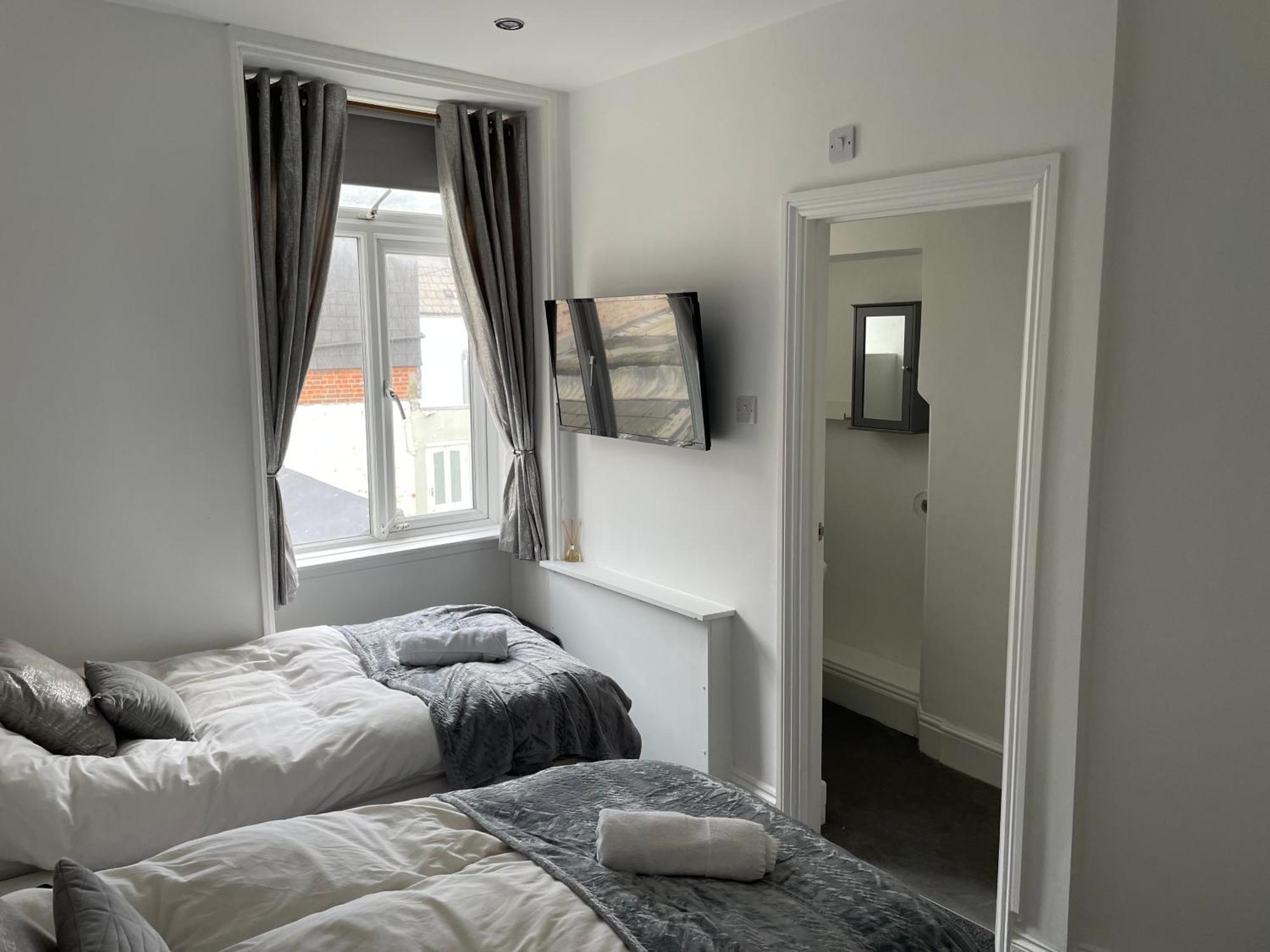 Holiday home 5 Bed, 5 Bath New Refurbishment For 2024. Sleeps 16, 60 Yds & Harbour