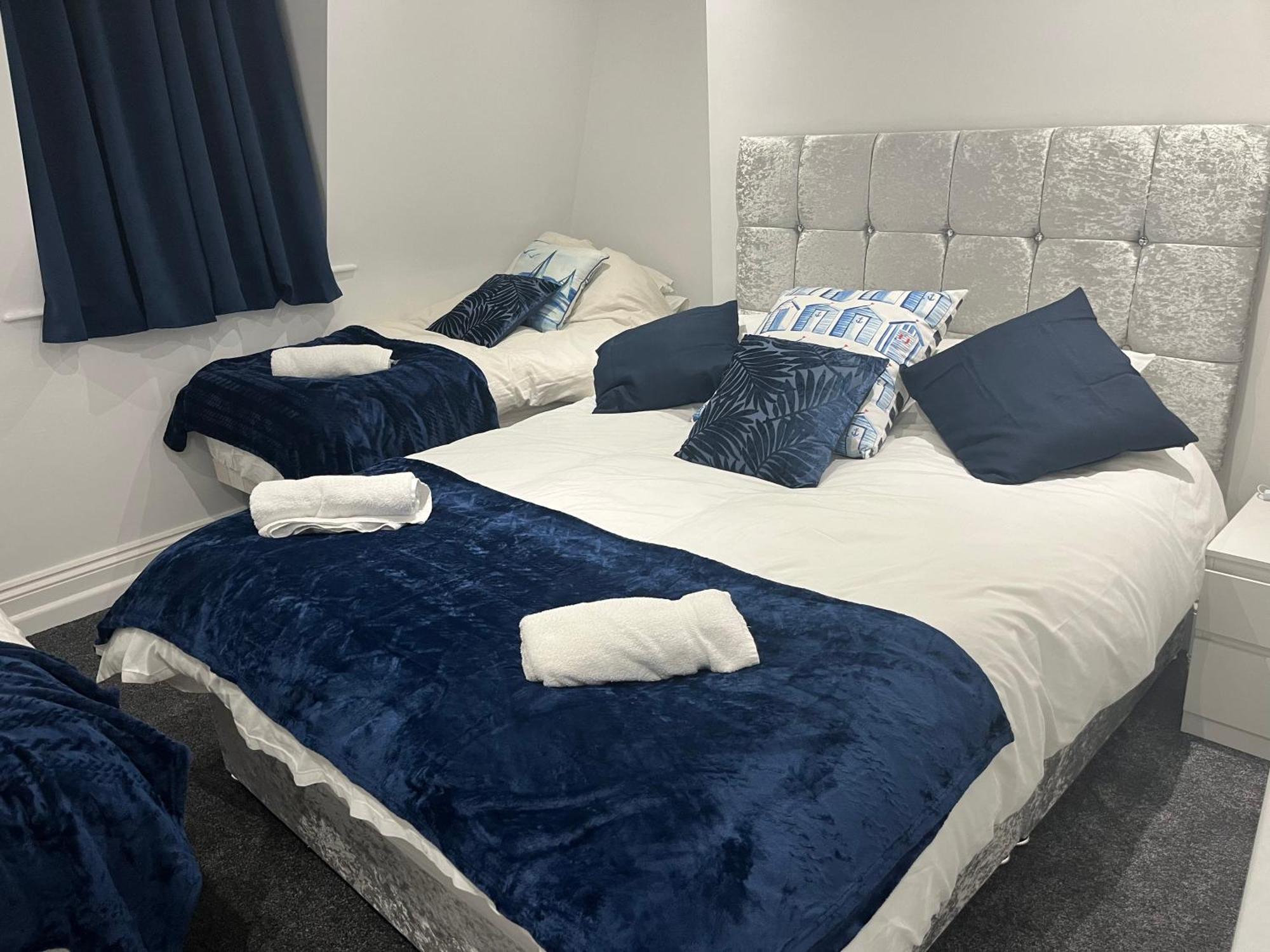 5 Bed, 5 Bath New Refurbishment For 2024. Sleeps 16, 60 Yds & Harbour *
