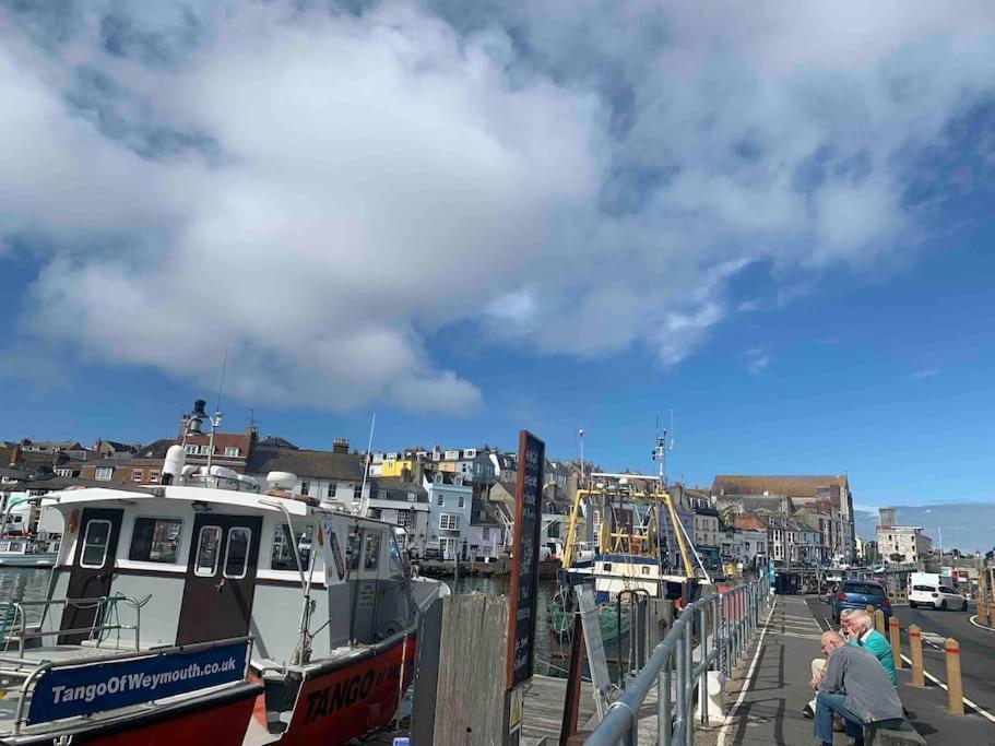 Holiday home 5 Bed, 5 Bath New Refurbishment For 2024. Sleeps 16, 60 Yds & Harbour *