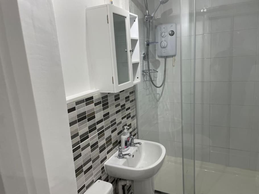 5 Bed, 5 Bath New Refurbishment For 2024. Sleeps 16, 60 Yds & Harbour *