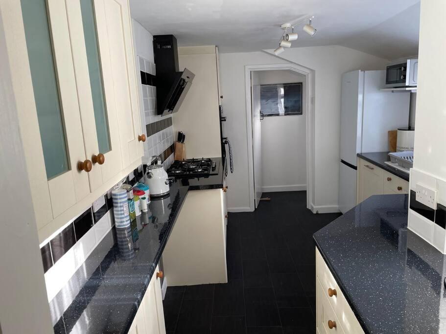 5 Bed, 5 Bath New Refurbishment For 2024. Sleeps 16, 60 Yds & Harbour