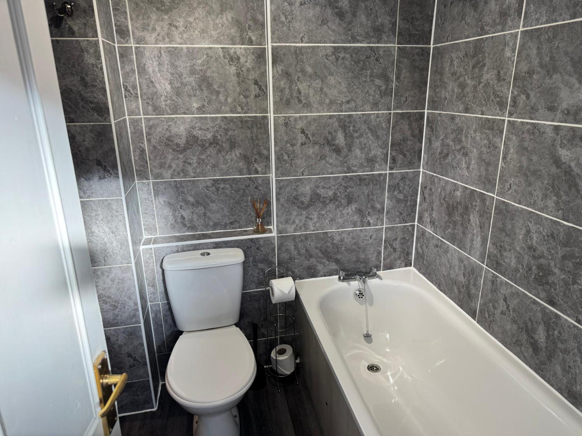 5 Bed, 5 Bath New Refurbishment For 2024. Sleeps 16, 60 Yds & Harbour *