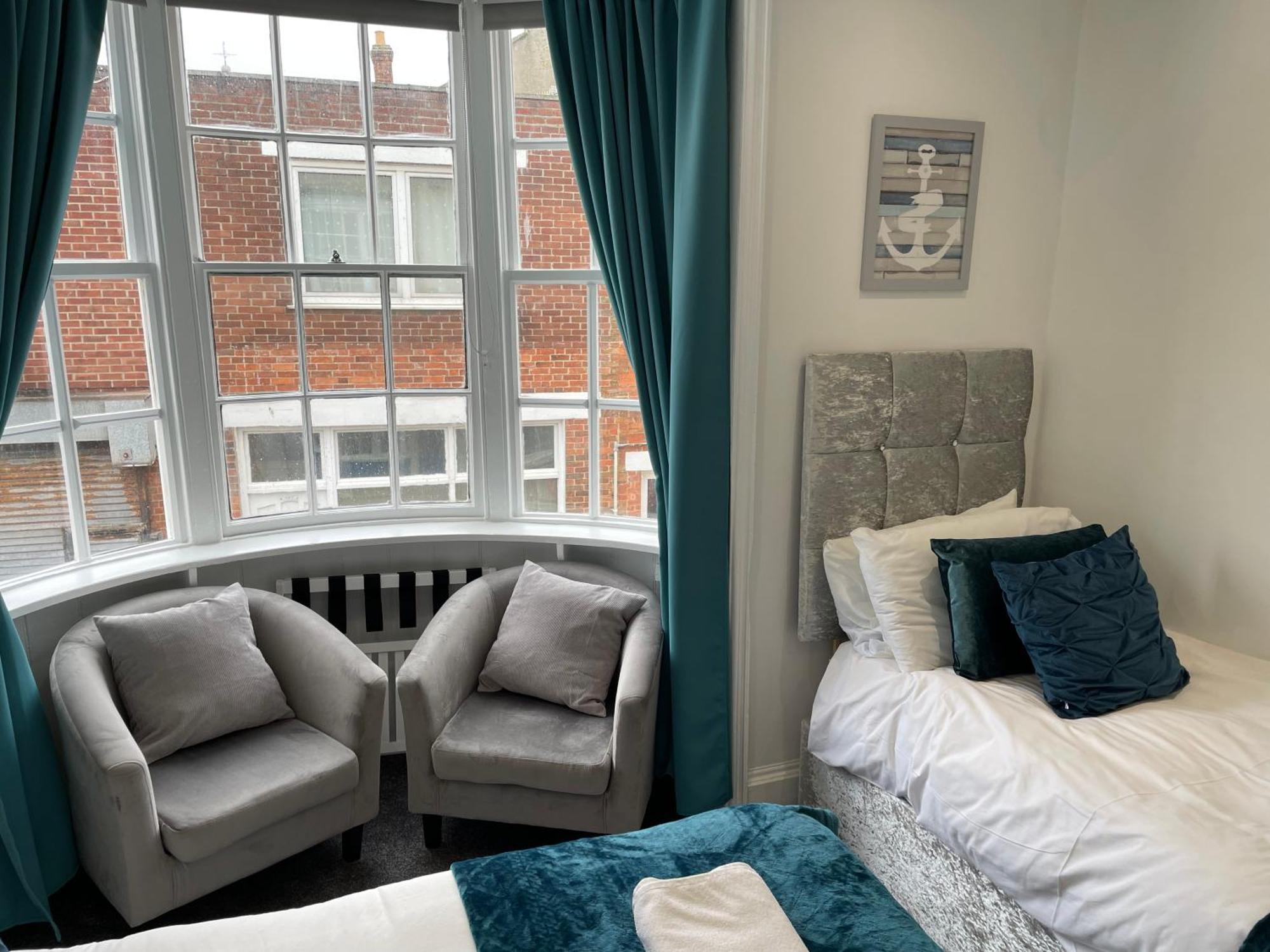5 Bed, 5 Bath New Refurbishment For 2024. Sleeps 16, 60 Yds & Harbour