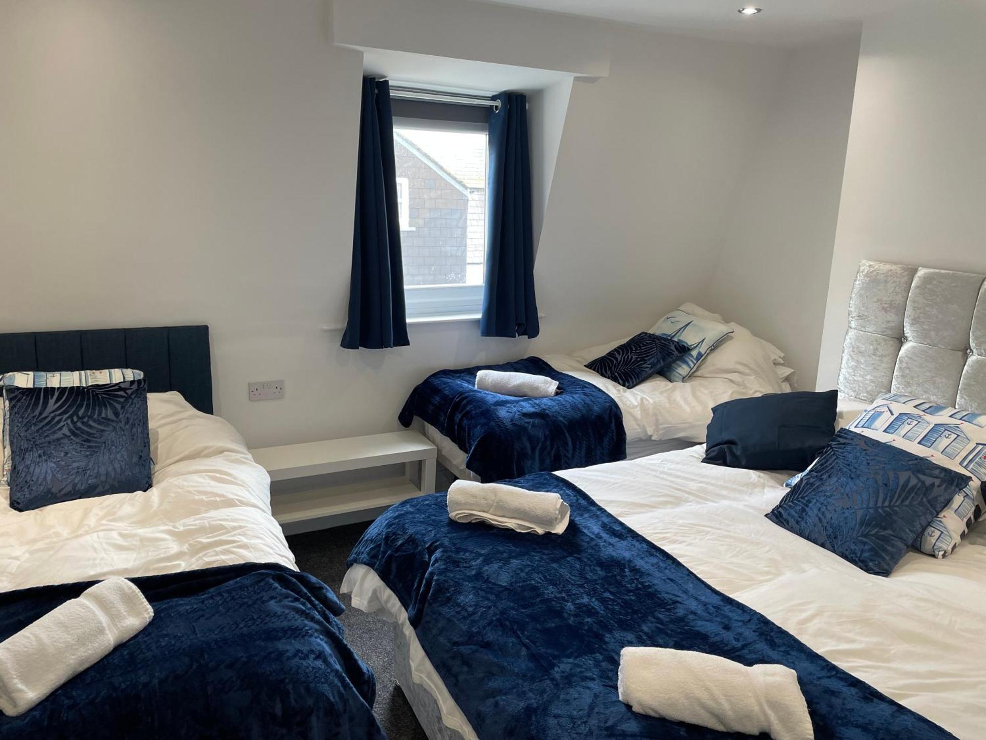 5 Bed, 5 Bath New Refurbishment For 2024. Sleeps 16, 60 Yds & Harbour