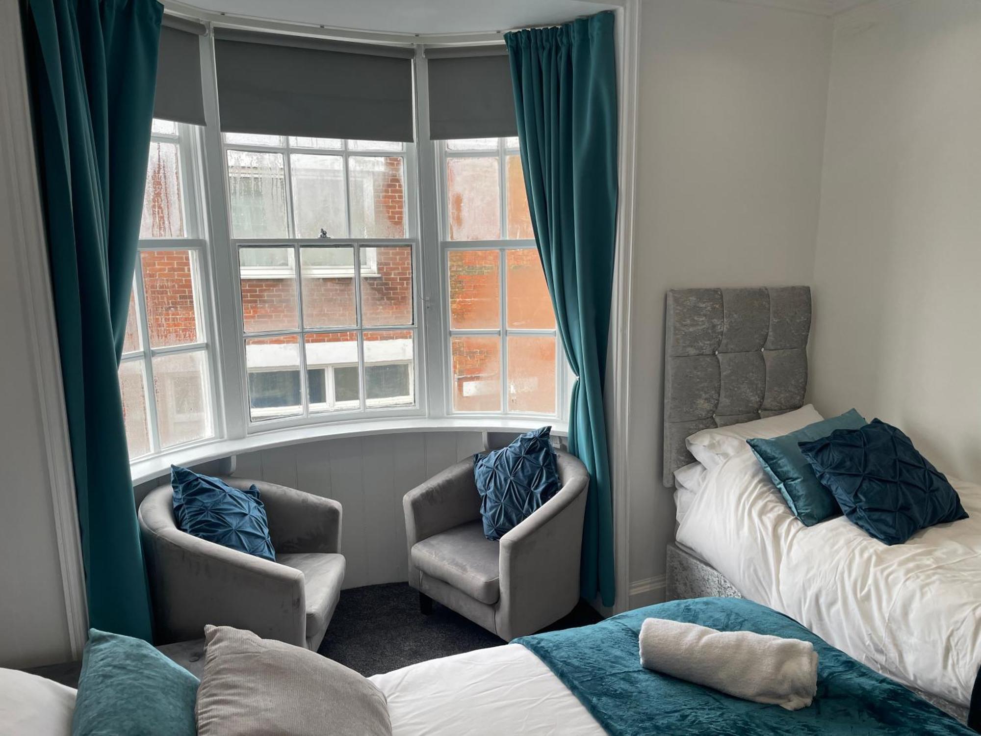 Hébergement de vacances 5 Bed, 5 Bath New Refurbishment For 2024. Sleeps 16, 60 Yds & Harbour Weymouth