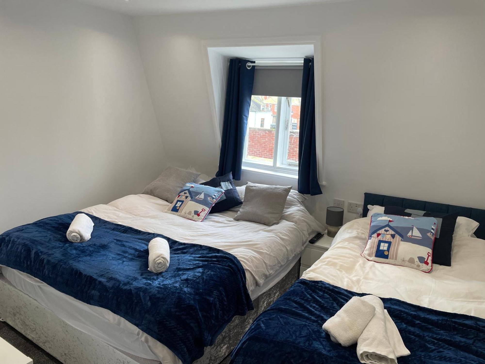 5 Bed, 5 Bath New Refurbishment For 2024. Sleeps 16, 60 Yds & Harbour Hébergement de vacances