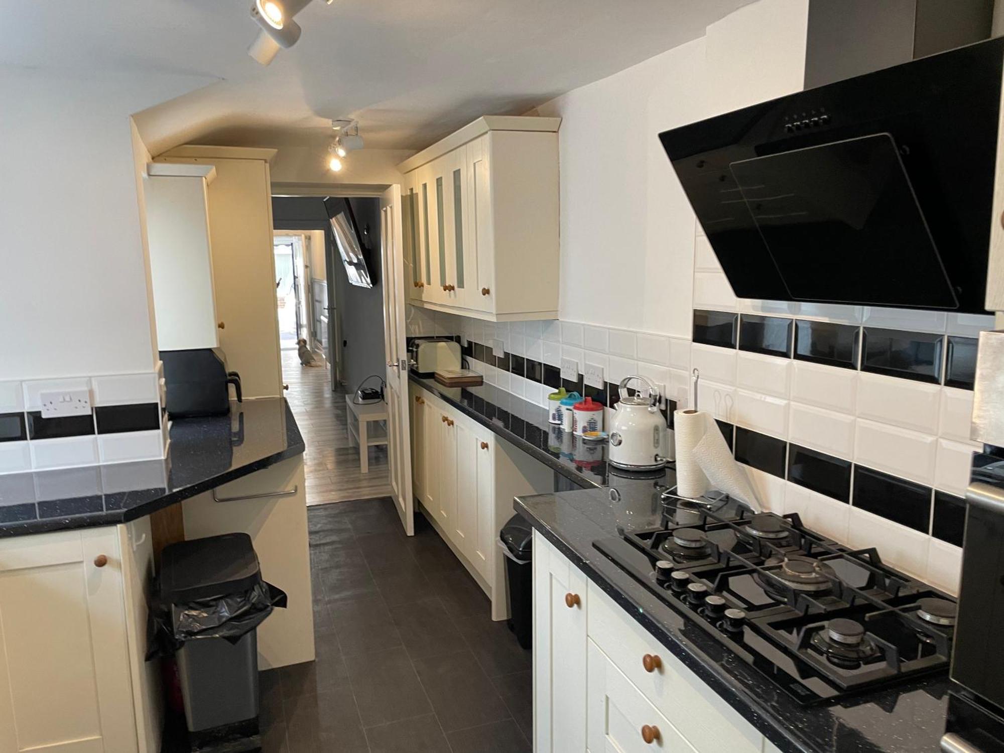 5 Bed, 5 Bath New Refurbishment For 2024. Sleeps 16, 60 Yds & Harbour *