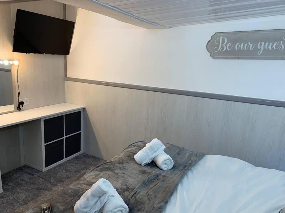 5 Bed, 5 Bath New Refurbishment For 2024. Sleeps 16, 60 Yds & Harbour Hébergement de vacances *