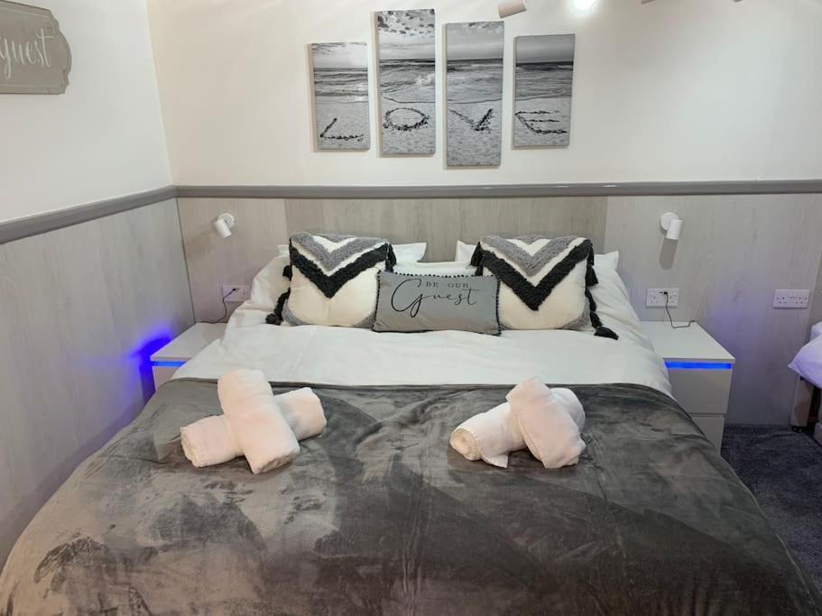 5 Bed, 5 Bath New Refurbishment For 2024. Sleeps 16, 60 Yds & Harbour Hébergement de vacances