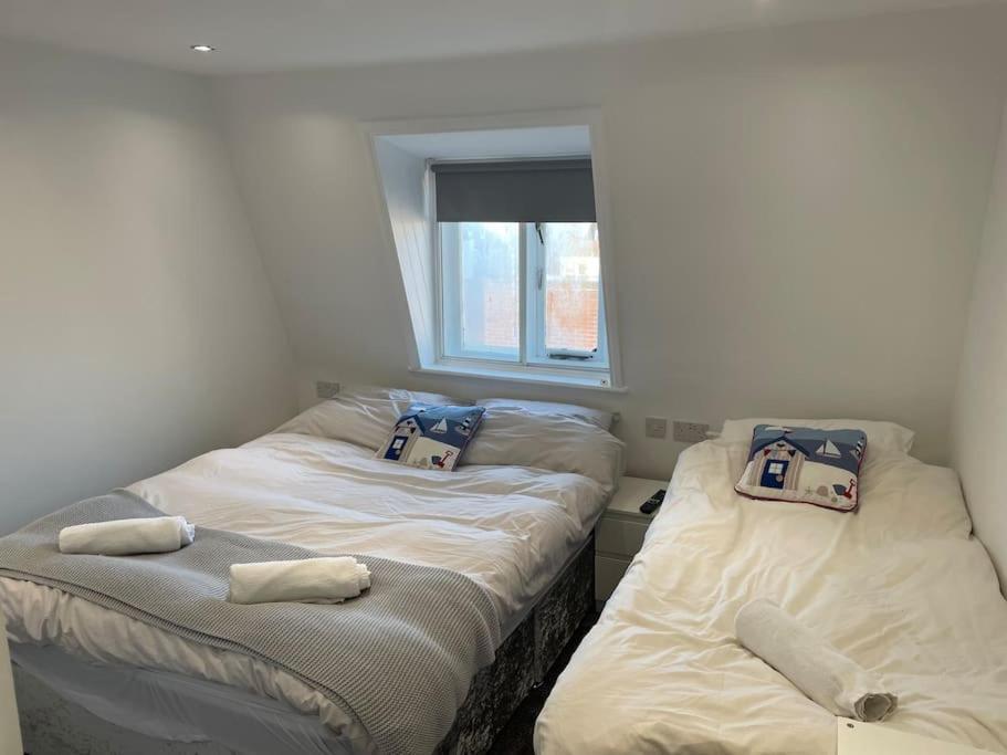 5 Bed, 5 Bath New Refurbishment For 2024. Sleeps 16, 60 Yds & Harbour Hébergement de vacances