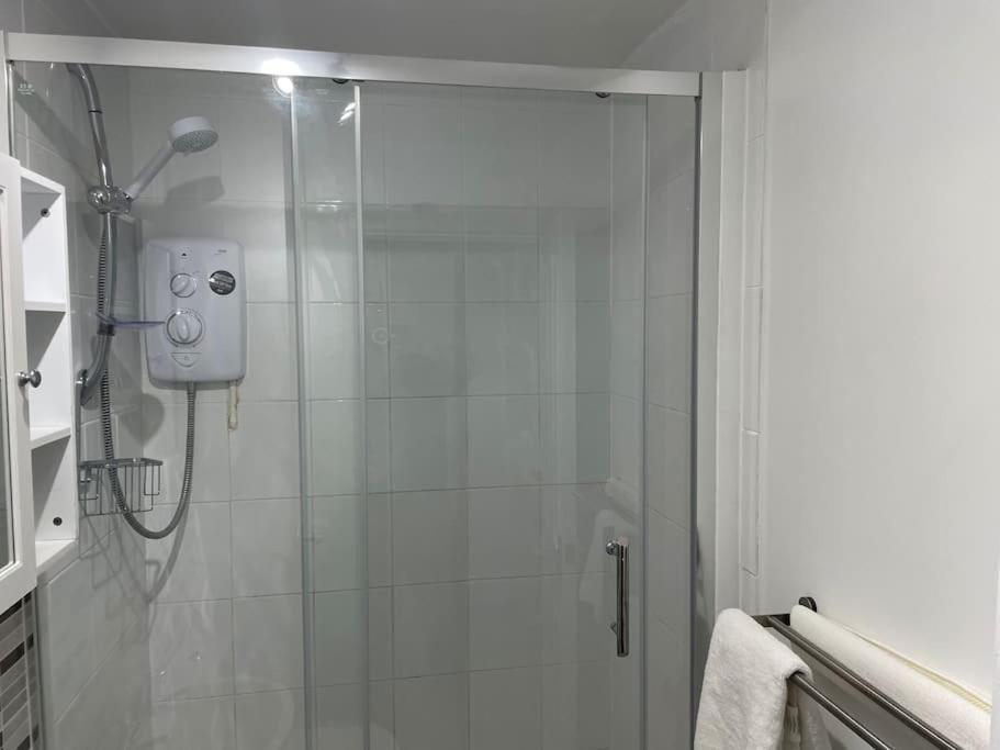 5 Bed, 5 Bath New Refurbishment For 2024. Sleeps 16, 60 Yds & Harbour Hébergement de vacances *